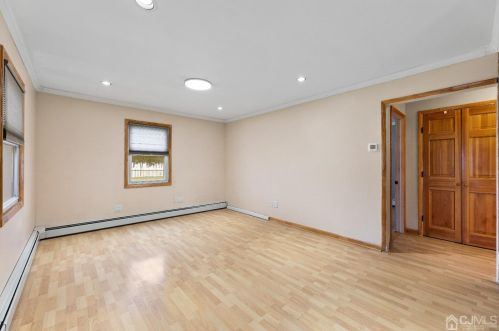 68 Seymour Ave, Edison NJ  08817-3748 exterior