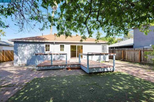 2704 Crescent Dr, Concord CA 94520-1919 exterior