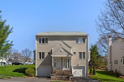 28 Oakwood Ln, Worcester, MA 01604-2658