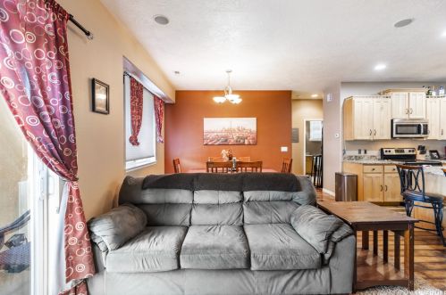 7381 Brittany Town Dr, Taylorsville UT 84084-4609 exterior