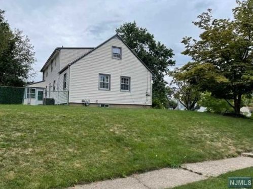 651 5th Ave, River Edge NJ  07661-1440 exterior