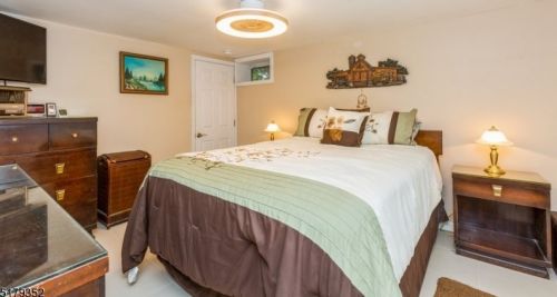 26 Acorn Dr, Clark NJ 07066-2109 exterior