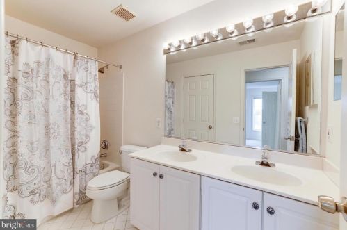 43195 Parkers Rdg Dr, Leesburg VA 20176-5132 exterior