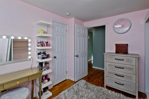 16 Dl Rd, Enfield CT 06082-5137 exterior