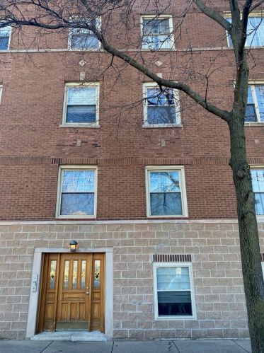 2755 Melrose St, Chicago, IL 60618-5882