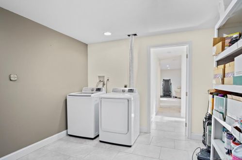 39 Tra Mart Dr, Uncasville CT  06382-1115 exterior