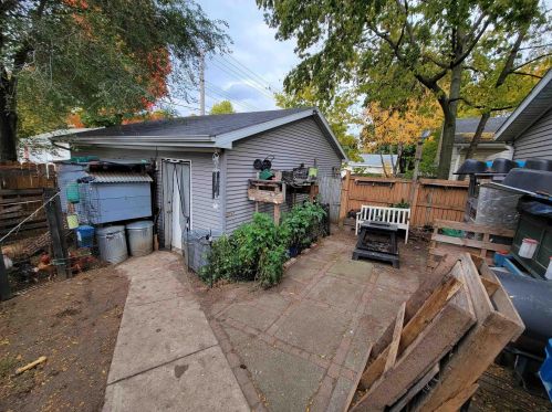 806 3 St, Mishawaka IN 46544-2236 exterior