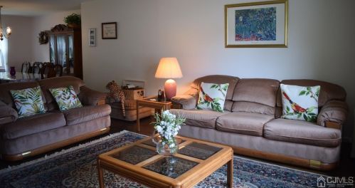 5 Peru St, Edison, NJ 08820-2625