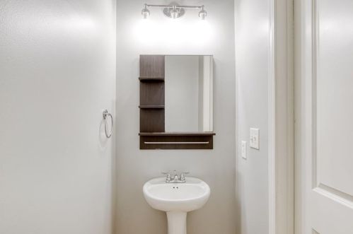 706 Cosmopolitan Dr, Atlanta GA 30324-3615 exterior