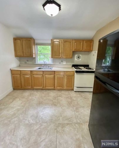 545 Kenwood Pl, Teaneck NJ 07666-1652 exterior