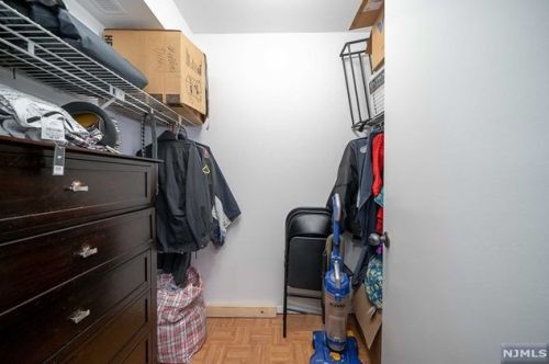 9 Lawrence Ct, Teaneck NJ 07666-6489 exterior