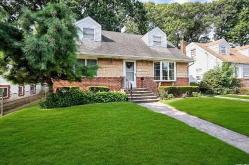 14 Henderson Ave, Valley Stream NY 11580-3025 exterior