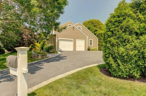 4 Wolcott Ave, Middletown, RI 02842-5919