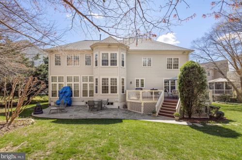 7001 Highland Mdw Ct, Alexandria VA 22315-3963 exterior