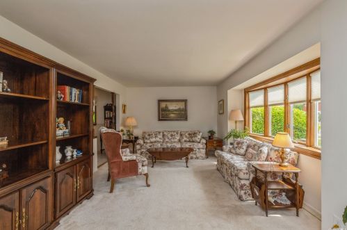 10 Laurinda Dr, Commack, NY 11725-4519