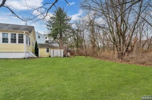 28 Hines Ave, Mahwah NJ  07430-1137 exterior