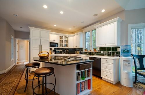 59 Farmington Rdg Dr, Farmington CT 06032-2456 exterior