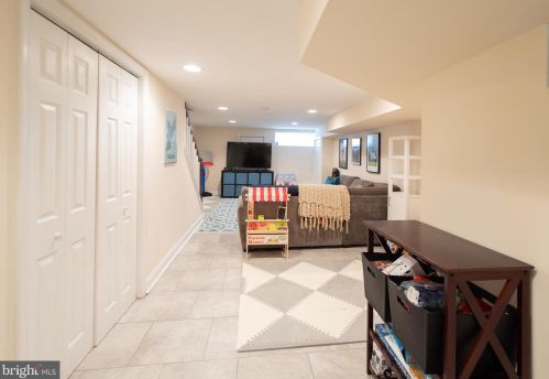 2342 Carpenter St, Philadelphia PA 19146-2418 exterior