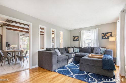 1829 Lonsdale Dr, Grand Rapids, MI 49503-3826