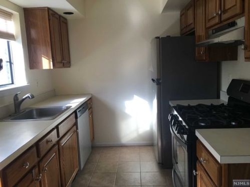 202 Mark Twain Way, Mahwah NJ  07430-3403 exterior