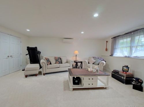 39 Tra Mart Dr, Uncasville CT  06382-1115 exterior