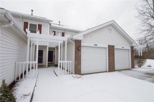 6761 Rockridge Ct, Cleveland, OH 44130-8372