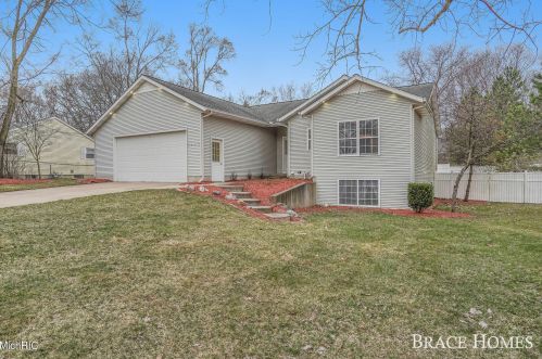 3555 Balsam Ave, Grand Rapids, MI 49525-2838