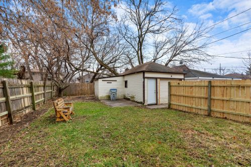 2823 Oriole Dr, Milwaukee WI 53209-4236 exterior