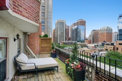 33 Bellevue Pl, Chicago IL  60611-6127 exterior