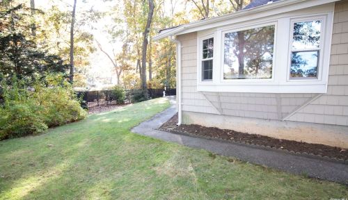 4 Ryder Ct, Huntington Station NY 11746-6142 exterior