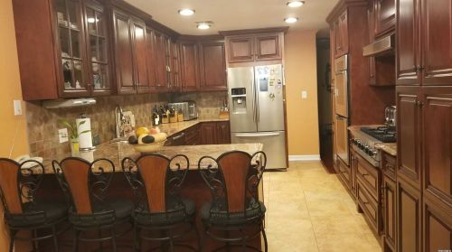 58 Vly Grn Dr, Valley Stream NY 11581-3635 exterior