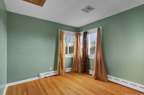 4 Mitchell Dr, Enfield CT 06082-4916 exterior