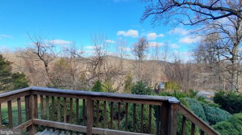 527 Rome Beauty Dr, Linden, VA 22642-6440