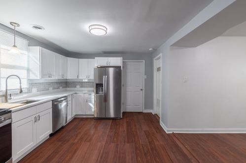 8542 Oglesby Ave, Chicago IL 60617-5251 exterior