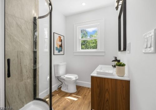 122 Ctr St, Clinton NJ 08809-1318 exterior