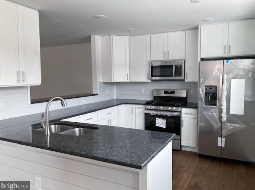 6802 Henry Ave, Philadelphia PA 19128-1522 exterior