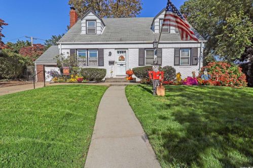 8 Birchwood Dr, Valley Stream NY 11580-1908 exterior