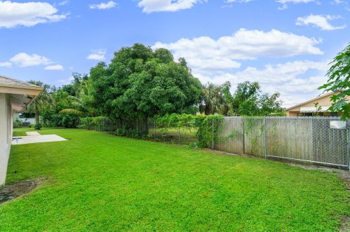 316 12 Ave, Boynton Beach FL 33435-5940 exterior