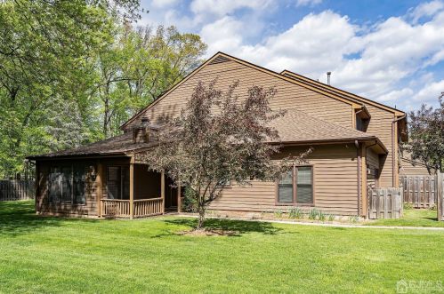 81 Laurel Holw Ct, Edison NJ 08820-1043 exterior