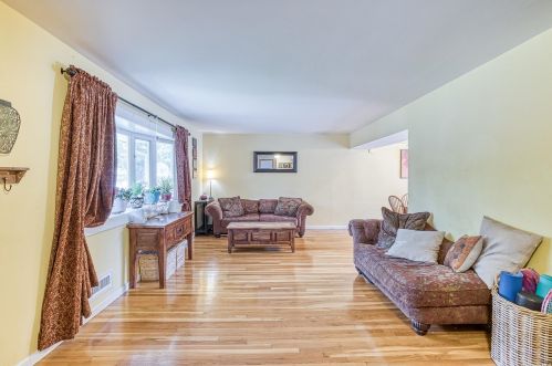 5 Wayne Pl, Commack, NY 11725-4513