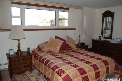 2 Chongo Pl, Huntington Station NY 11746-6606 exterior