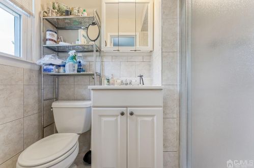 1 Charles Ct, Edison NJ 08820-2818 exterior