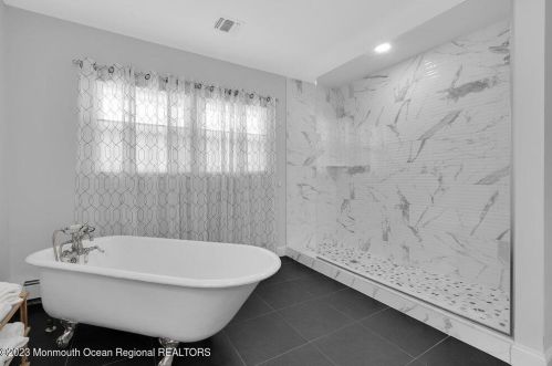 165 New Monmouth Rd, Middletown NJ  07748-2232 exterior