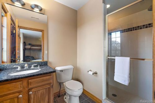 2384 Pebble Crk Dr, Rochester MI 48363-2228 exterior