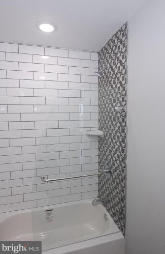 2122 2nd St, Philadelphia PA 19147-3802 exterior