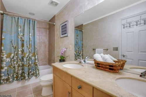 18 Whalen Ct, Town Center NJ 07052-3679 exterior