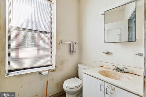 735 Bainbridge St, Philadelphia PA 19147-2008 exterior