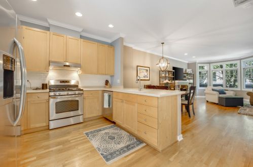 1905 Grace St, Chicago IL 60613-2901 exterior