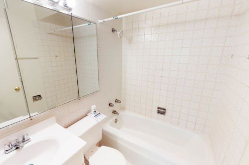 6815 Sheridan Rd, Chicago IL 60626-7880 exterior