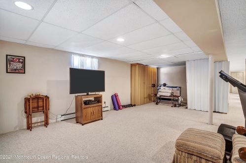 130 Floyd St, Edison NJ 08820-2101 exterior